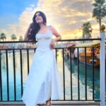 Shiny Doshi Instagram – Wearing all white feels like therapy 🤍

#allwhite Dubai UAE