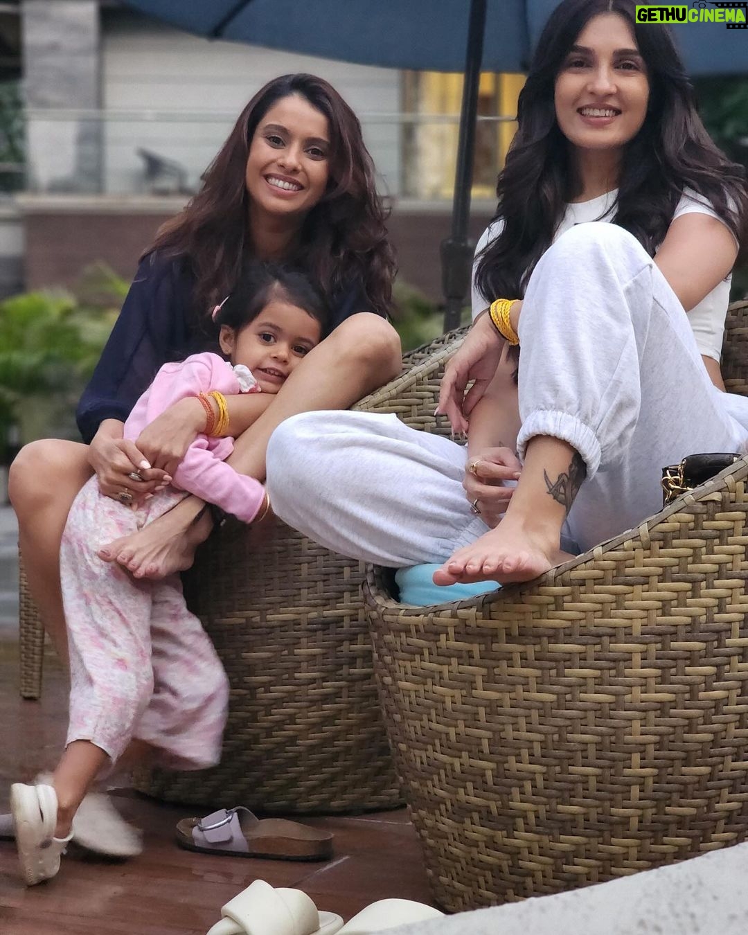 Shiny Doshi Instagram - Not all my friends make it to my Instagram, but beyond the βgramβ these two precious humans family, both online and offline. ππ©βπ§ #InstaFamily #RealConnections #lovebeyondlikes @shinydoshi15 @anysshapanditt