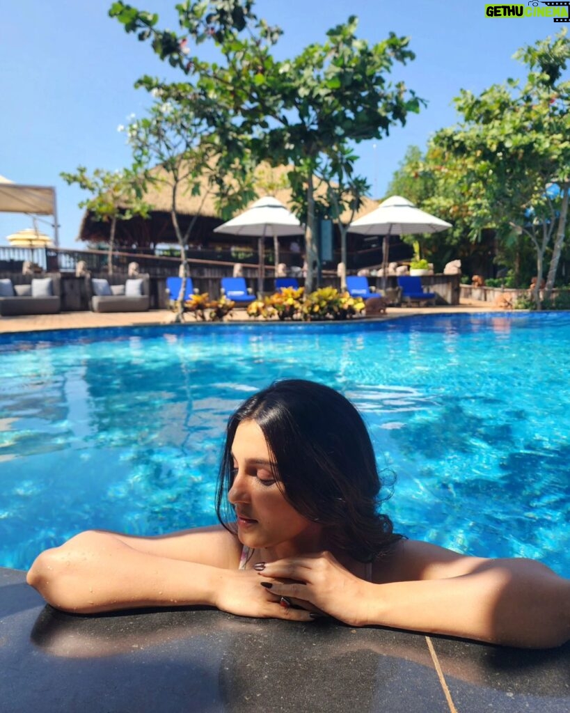 Shiny Doshi Instagram - Just another #poolday @mayfairmorjim ⛱️🌊 #mood #goadiaries Mayfair On Sea, Morjim