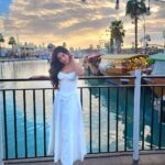 Shiny Doshi Instagram – Wearing all white feels like therapy 🤍

#allwhite Dubai UAE