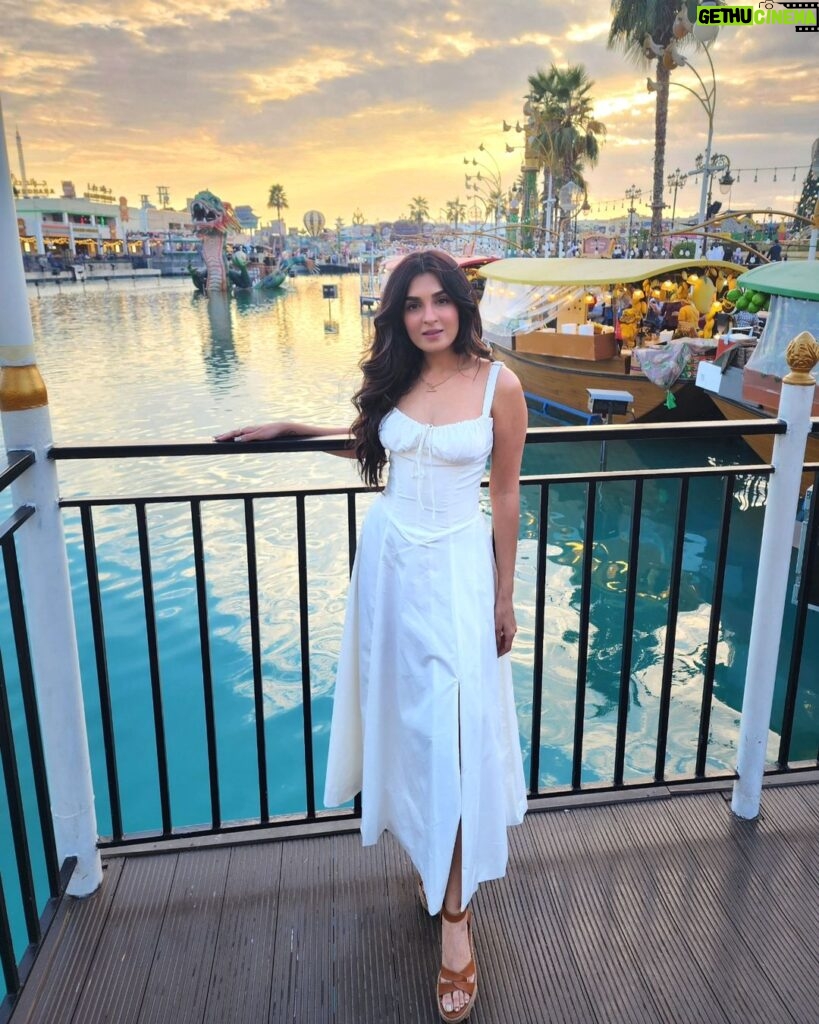 Shiny Doshi Instagram - Wearing all white feels like therapy 🤍 #allwhite Dubai UAE
