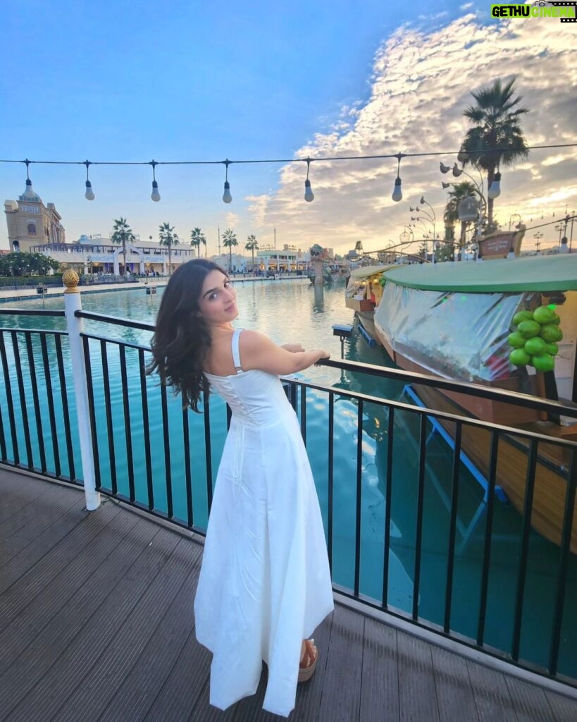 Shiny Doshi Instagram - Wearing all white feels like therapy 🤍 #allwhite Dubai UAE