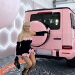 Shirin David Instagram – happy birthday to me 🥺🫂💘 call me miss „cherry blossom“ 🌸
dankeschön an @schumanndiehauptstadtfolierer für die perfekte folie und die präzise arbeit 🫶🏻