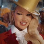 Shirin David Instagram - Die erste Miss Monopoly ist da 🎩✨ Der offizielle Werbespot für die diesjährige @mcdonaldsde Monopoly Kampagne ist online und ich durfte eine Neuinterpretation von „Let it Snow“ ❄️ einsingen sowohl als auch die Werbeslogans einsprechen 🫶🏼