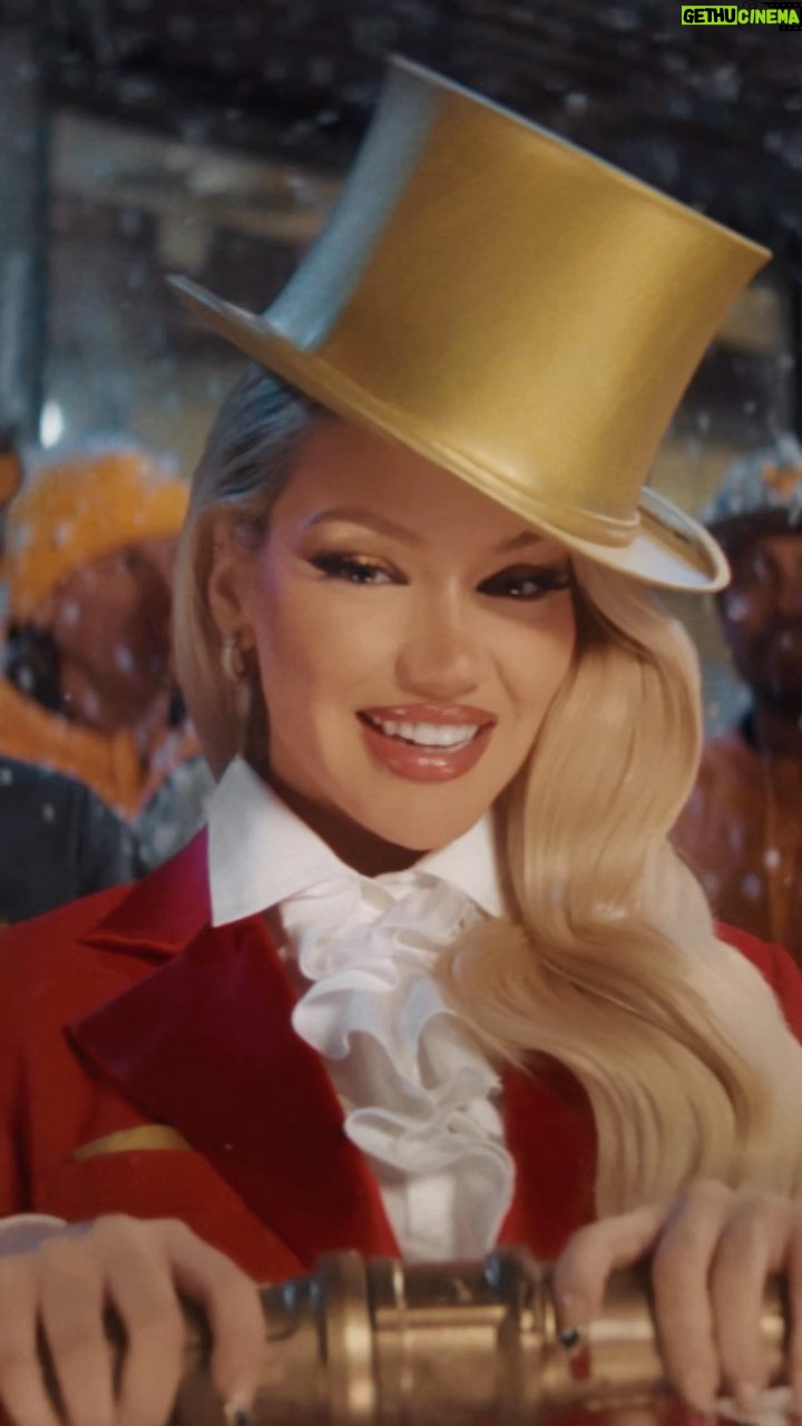 Shirin David Instagram - Die erste Miss Monopoly ist da 🎩✨ Der offizielle Werbespot für die diesjährige @mcdonaldsde Monopoly Kampagne ist online und ich durfte eine Neuinterpretation von „Let it Snow“ ❄️ einsingen sowohl als auch die Werbeslogans einsprechen 🫶🏼