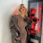 Shirin David Instagram - B***** tragen Vintage Burberry Berlin, Germany