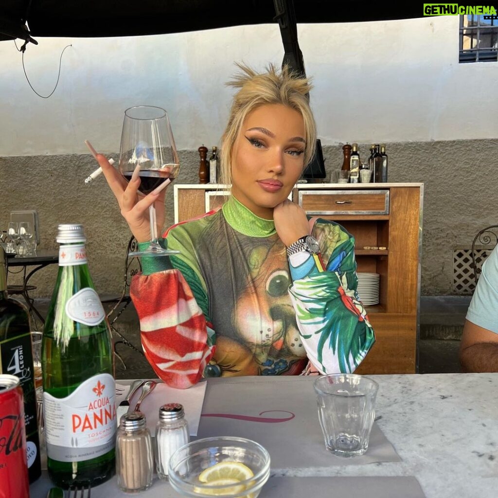 Shirin David Instagram - baltic babe in italy 🚬🍷🫶🏼🏞 Florence, Italy