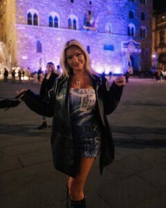 Shirin David Instagram - I want a man to overpower my masculine energy to bring that girly side out of me 👩🏼‍🦯 Florence, Italy