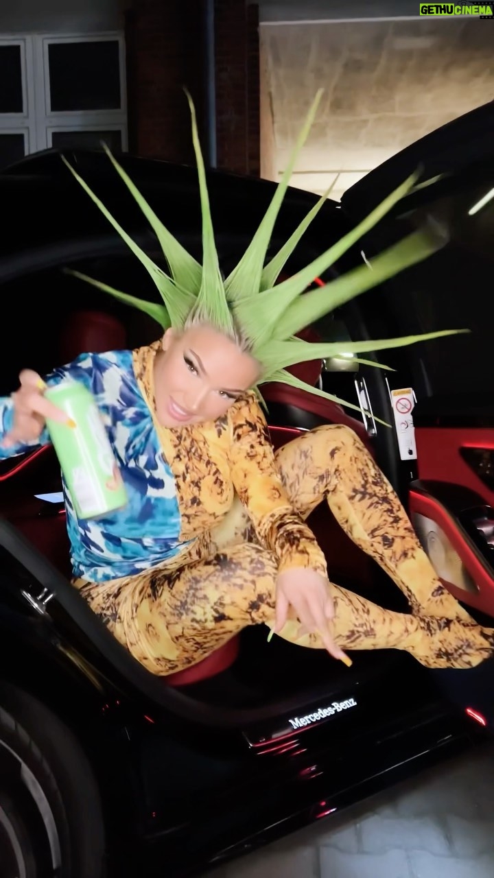 Shirin David Instagram - dirtea‘s neue Sorte „juicy mango“ - unser absolut bester eistee bisher 🥹🥭💦 ab sofort ist unser vierter geschmack im @dirtea sortiment in deutschland 🇩🇪 österreich 🇦🇹 und in der schweiz🇨🇭erhältlich 🤯