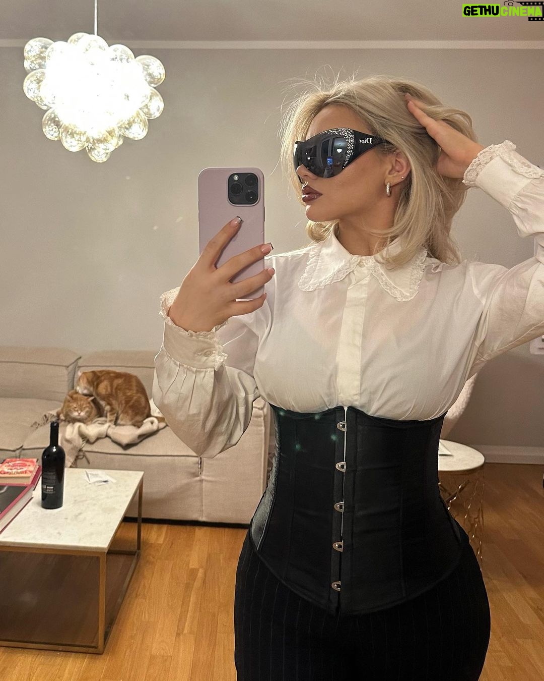 Shirin David Instagram - a week of looks π§π©πΌβπ»π
πΌπ·οΈπβ¨