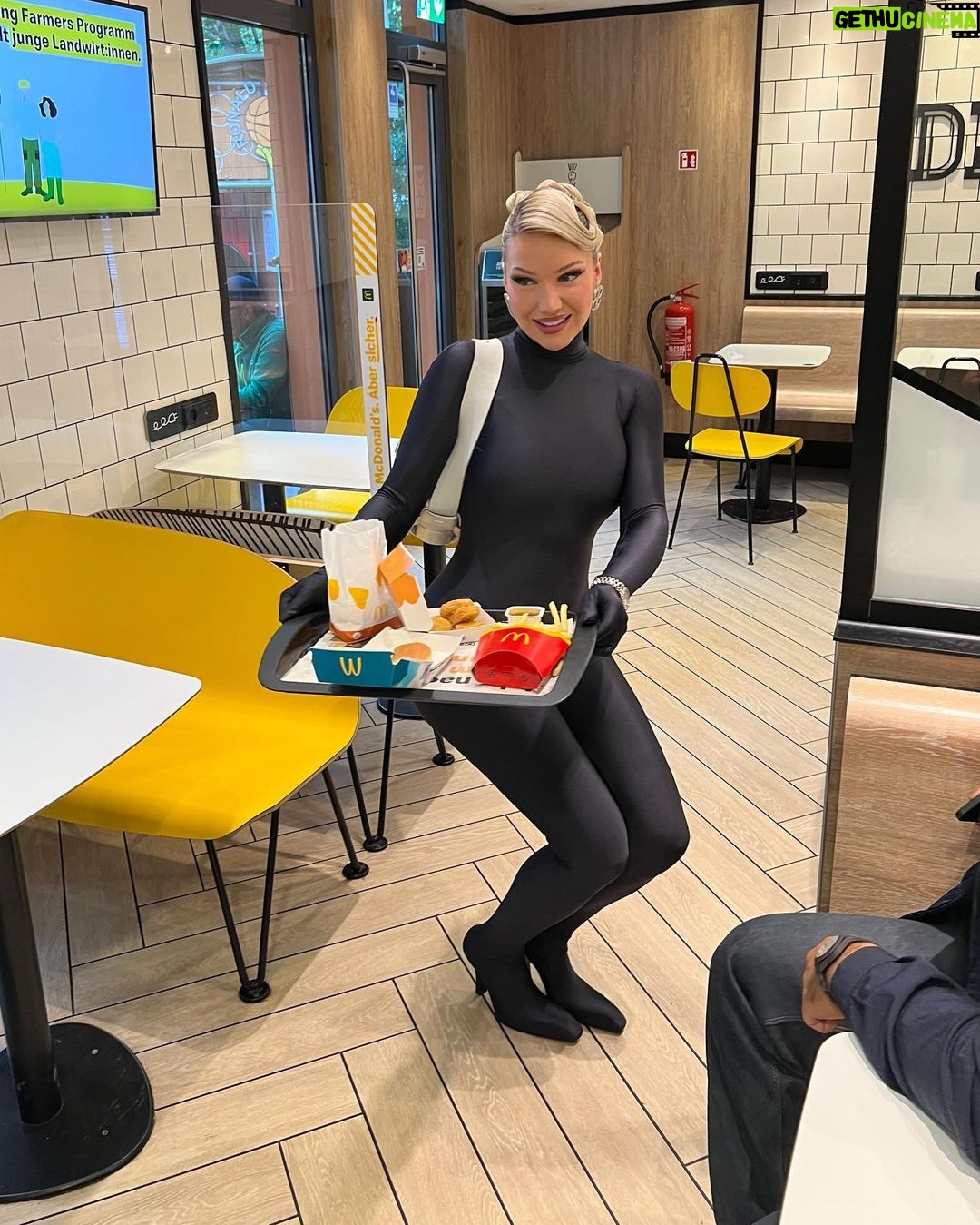 Shirin David Instagram - ein filet-o-bish plz 💅🏼