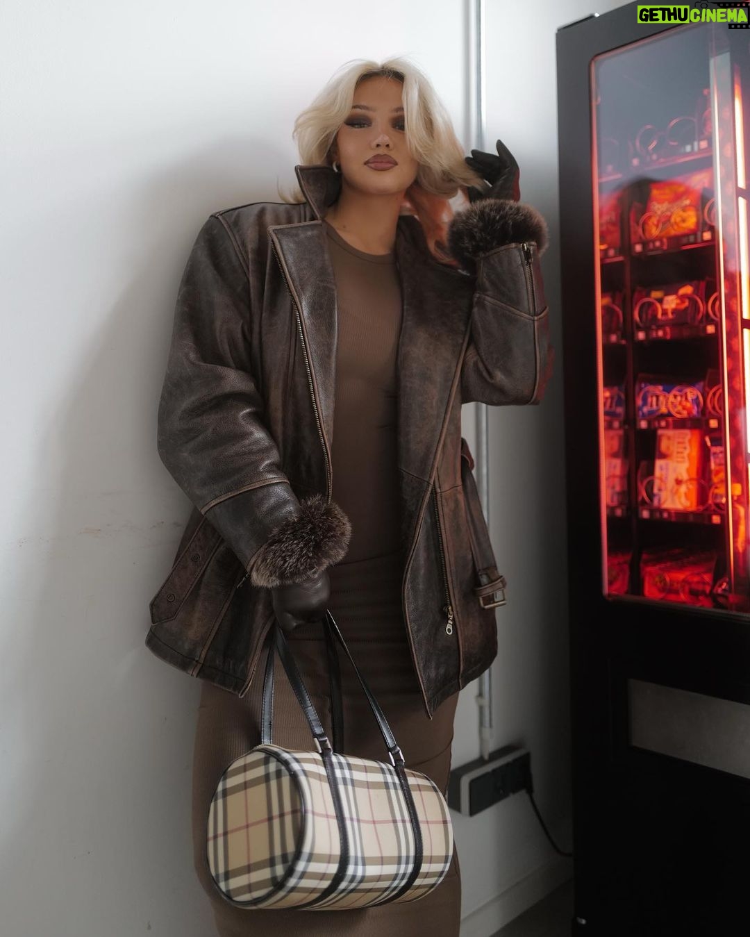 Shirin David Instagram - B***** tragen Vintage Burberry Berlin, Germany