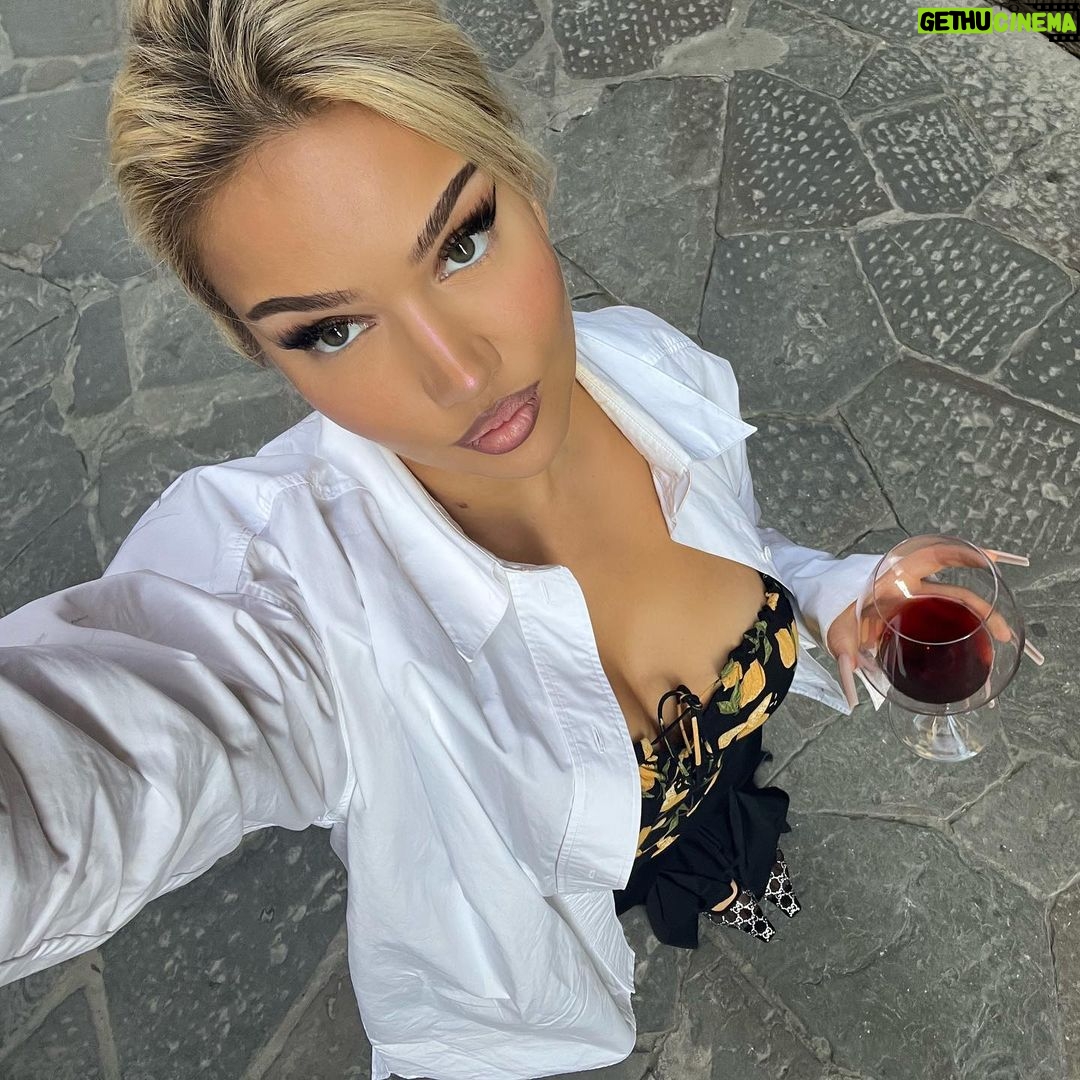 Shirin David Instagram - miss lemon from heaven 🍋💦 Florence, Italy