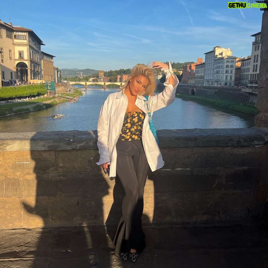 Shirin David Instagram - miss lemon from heaven 🍋💦 Florence, Italy
