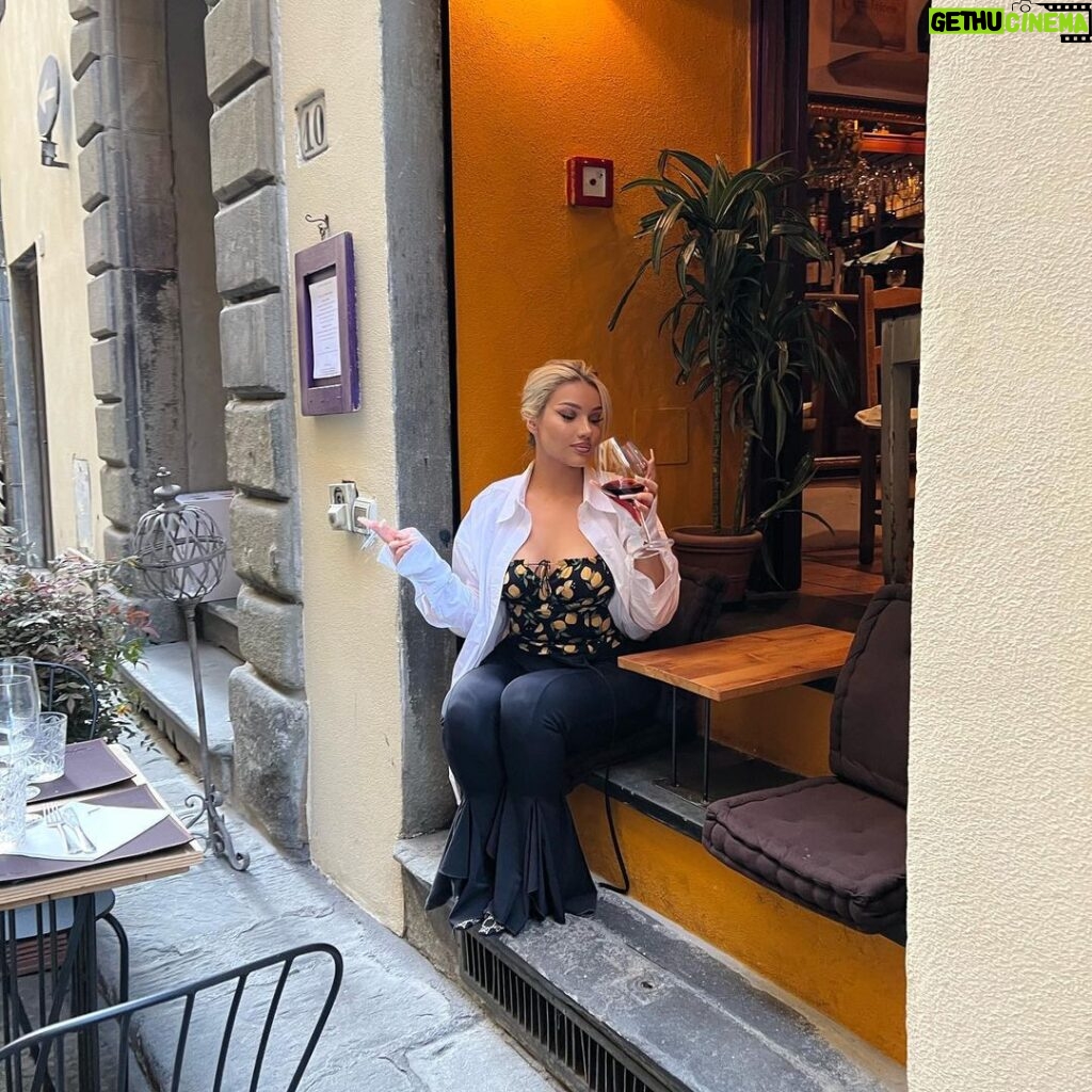 Shirin David Instagram - miss lemon from heaven 🍋💦 Florence, Italy