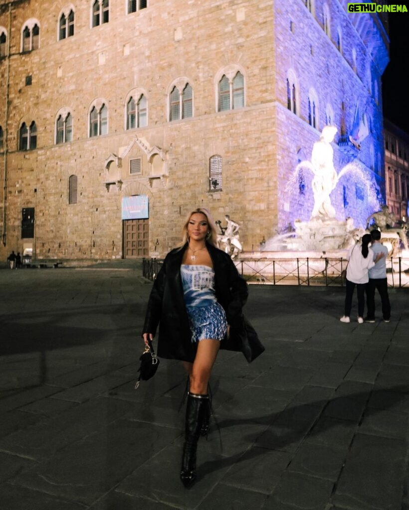 Shirin David Instagram - I want a man to overpower my masculine energy to bring that girly side out of me 👩🏼‍🦯 Florence, Italy