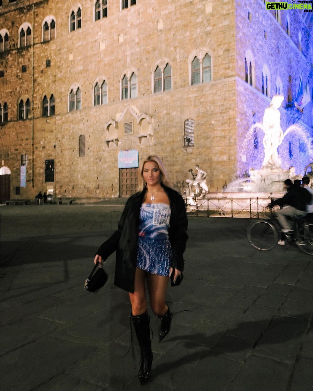 Shirin David Instagram - I want a man to overpower my masculine energy to bring that girly side out of me 👩🏼🦯 Florence, Italy