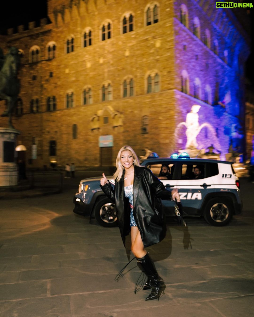 Shirin David Instagram - I want a man to overpower my masculine energy to bring that girly side out of me 👩🏼🦯 Florence, Italy