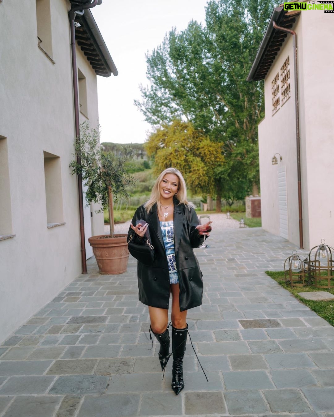 Shirin David Instagram - I want a man to overpower my masculine energy to bring that girly side out of me 👩🏼🦯 Florence, Italy