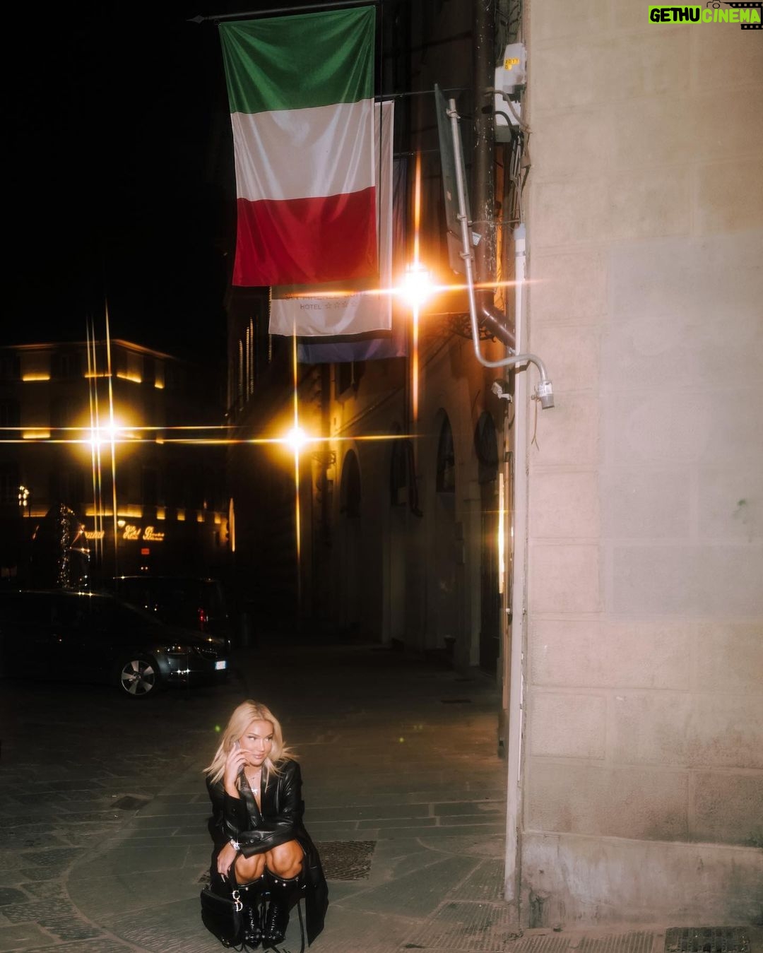 Shirin David Instagram - I want a man to overpower my masculine energy to bring that girly side out of me 👩🏼🦯 Florence, Italy
