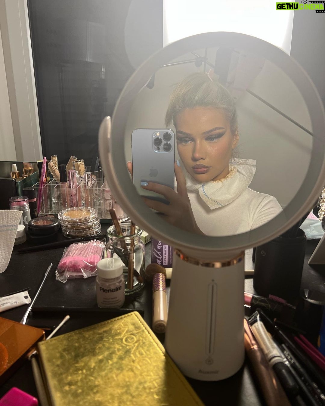Shirin David Instagram - retail therapy w/ @pativalpati & @dogi_ 🦋💕🧘🏼♀️💰