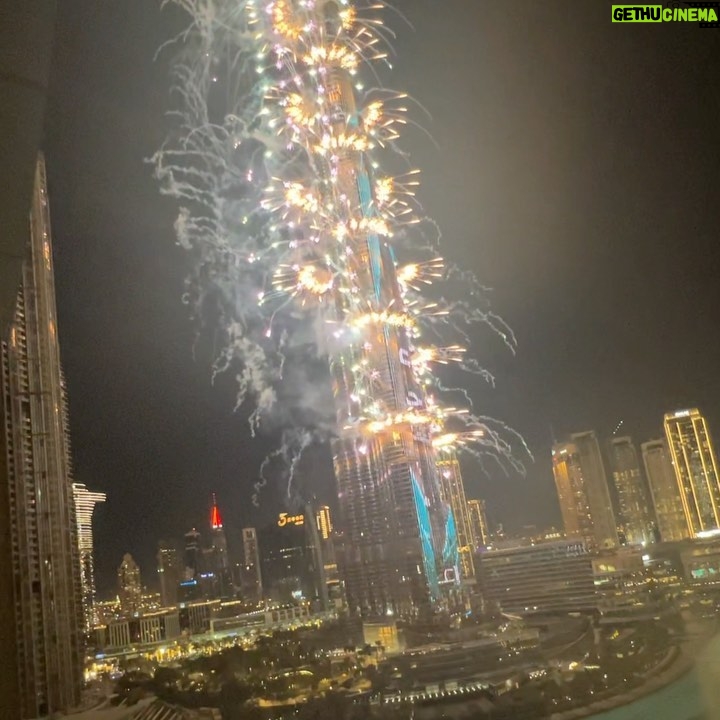 Shirin David Instagram - last days of 2021 🏋🏼‍♀️💓🦋💅🏼🌟💋🥺💖 Dubai, UAE