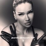 Shirin David Instagram - Das offizielle „Bitches brauchen Rap“ Album Cover. Mein zweites Album erscheint am 19.11.21 und ist ab sofort vorbestellbar 🌌 pictures by @timothyschaumburg make up @sophiasinot hair by @taliquindio styling by @dogi_ artwork by @makko100bd