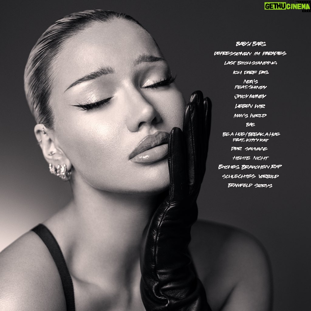 Shirin David Instagram - Die offizielle „Bitches brauchen Rap“ Trackliste. Mein zweites Album erscheint am 19.11.21 und ist ab sofort vorbestellbar 🌌 pictures by @timothyschaumburg make up @sophiasinot hair by @taliquindio styling by @dogi_ artwork by @makko100bd