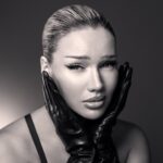 Shirin David Instagram - Das offizielle „Bitches brauchen Rap“ Booklet. Mein zweites Album erscheint am 19.11.21 und ist ab sofort vorbestellbar 🌌 pictures by @timothyschaumburg make up @sophiasinot hair by @taliquindio styling by @dogi_ artwork by @makko100bd