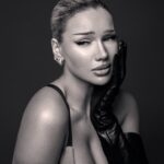 Shirin David Instagram - Das offizielle „Bitches brauchen Rap“ Booklet. Mein zweites Album erscheint am 19.11.21 und ist ab sofort vorbestellbar 🌌 pictures by @timothyschaumburg make up @sophiasinot hair by @taliquindio styling by @dogi_ artwork by @makko100bd