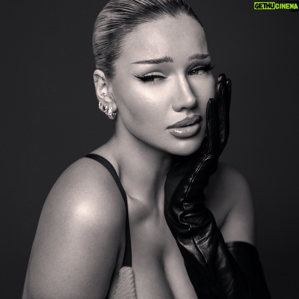 Shirin David Instagram - Das offizielle „Bitches brauchen Rap“ Booklet. Mein zweites Album erscheint am 19.11.21 und ist ab sofort vorbestellbar 🌌 pictures by @timothyschaumburg make up @sophiasinot hair by @taliquindio styling by @dogi_ artwork by @makko100bd
