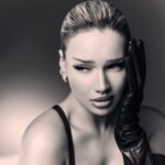 Shirin David Instagram - Das offizielle „Bitches brauchen Rap“ Booklet. Mein zweites Album erscheint am 19.11.21 und ist ab sofort vorbestellbar 🌌 pictures by @timothyschaumburg make up @sophiasinot hair by @taliquindio styling by @dogi_ artwork by @makko100bd