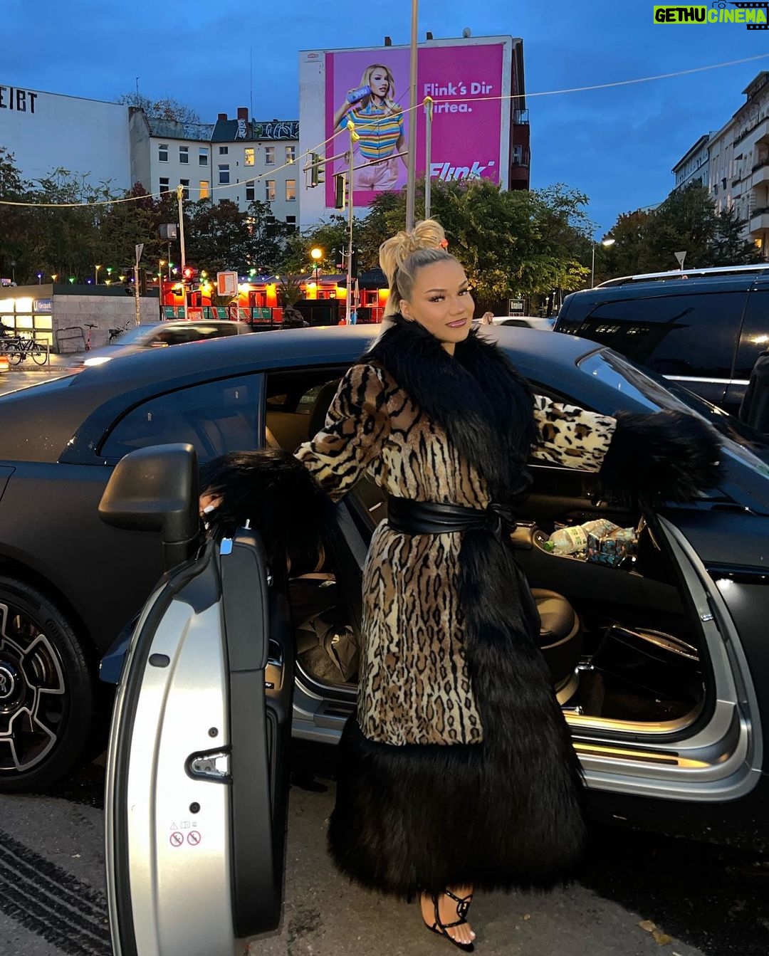 Shirin David Instagram - wir sind überall 🥰💦 @dirtea 😱 habt ihr euch schon dirtea nachhause geflinkt? 🤓 mit meinem code „SHIRIN“ bekommt ihr als neukunden bei @flinkgermany in den nächsten 48 stunden einen 12€ rabatt bei einem mindestbestellwert von 20€ 🚨🔥 @flinkgermany ist übrigens in 39 städten in deutschland und jetzt auch in wien vertreten ✔️ #dirtea #StaySafeDrinkDirtea