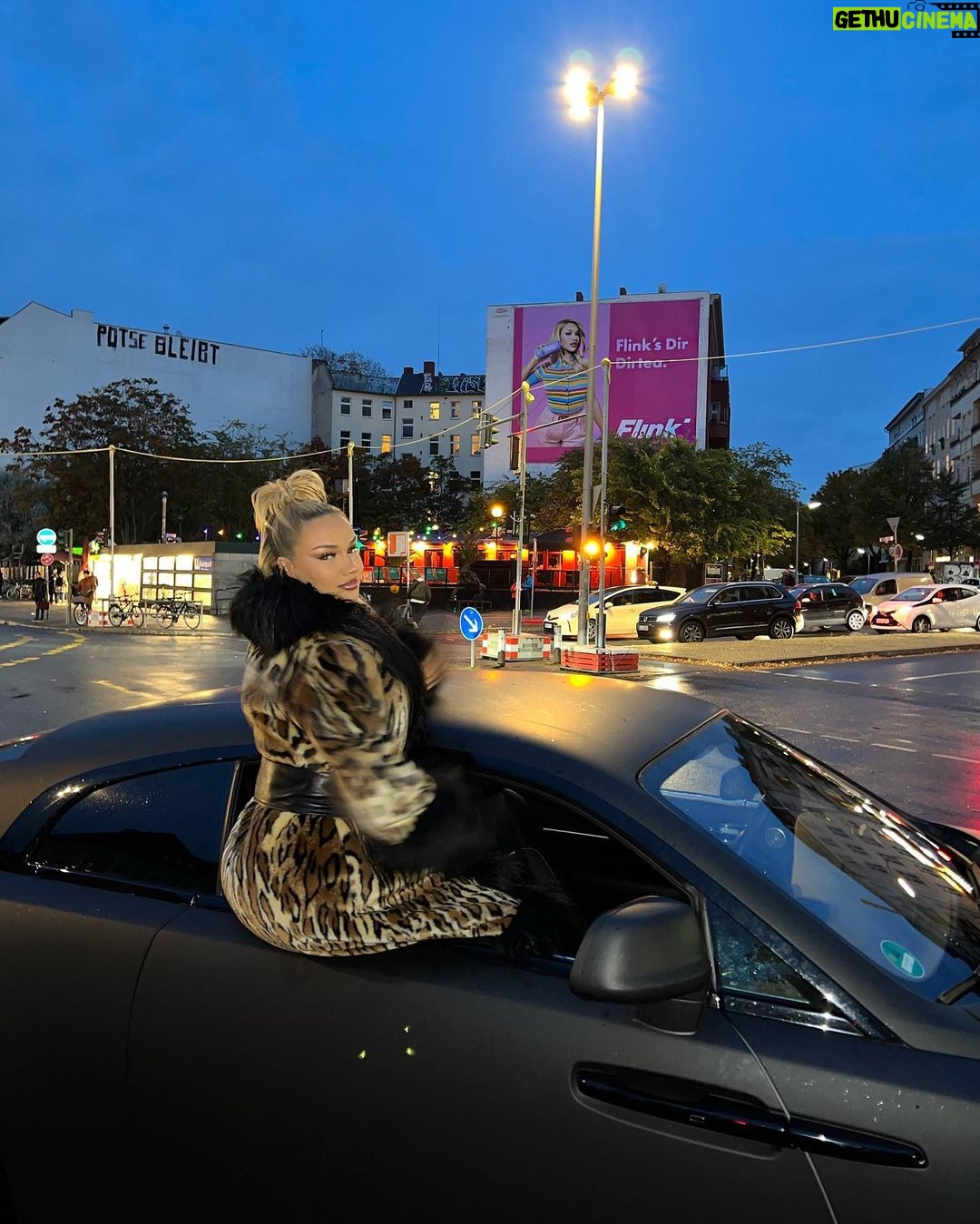 Shirin David Instagram - wir sind überall 🥰💦 @dirtea 😱 habt ihr euch schon dirtea nachhause geflinkt? 🤓 mit meinem code „SHIRIN“ bekommt ihr als neukunden bei @flinkgermany in den nächsten 48 stunden einen 12€ rabatt bei einem mindestbestellwert von 20€ 🚨🔥 @flinkgermany ist übrigens in 39 städten in deutschland und jetzt auch in wien vertreten ✔️ #dirtea #StaySafeDrinkDirtea