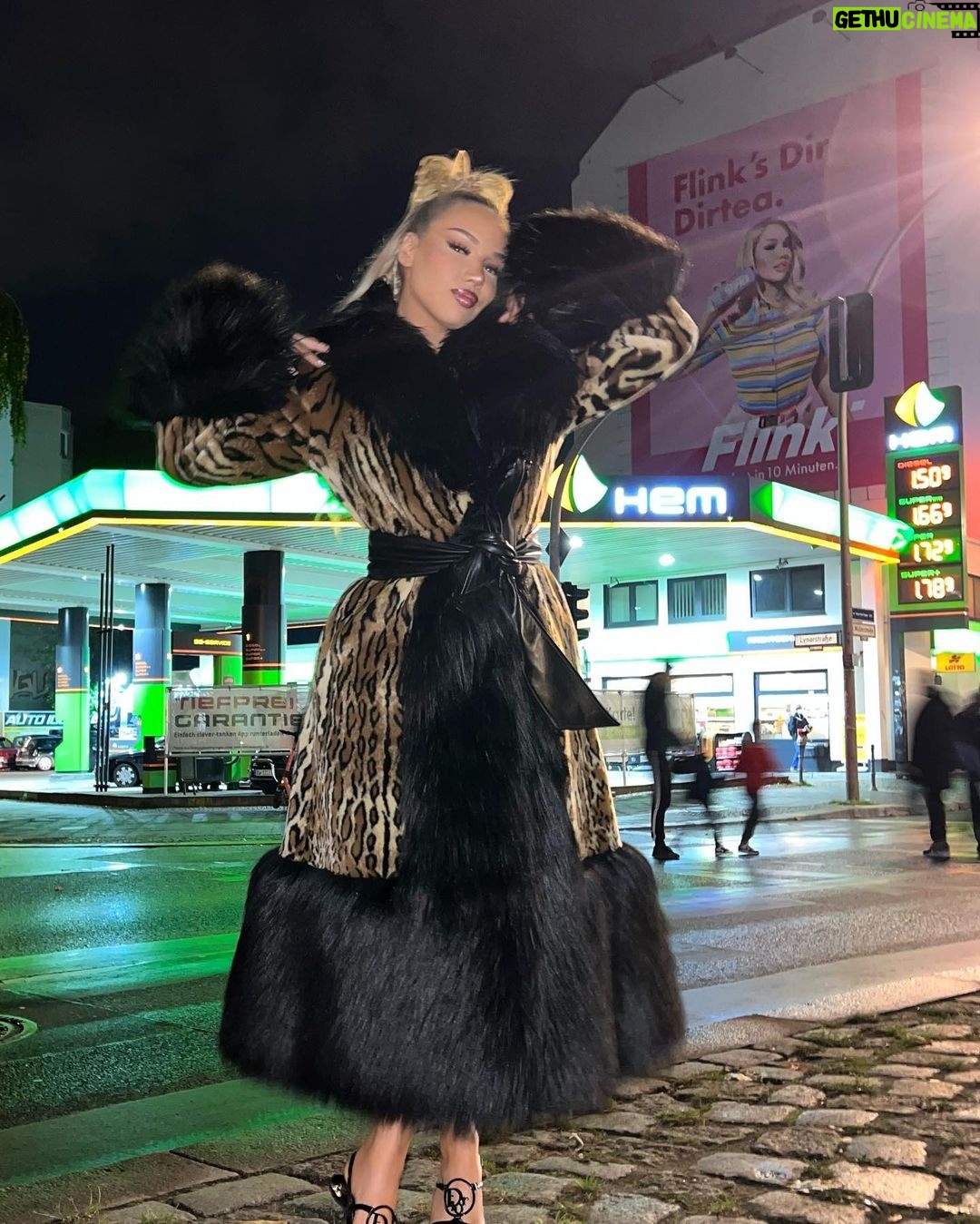 Shirin David Instagram - wir sind überall 🥰💦 @dirtea 😱 habt ihr euch schon dirtea nachhause geflinkt? 🤓 mit meinem code „SHIRIN“ bekommt ihr als neukunden bei @flinkgermany in den nächsten 48 stunden einen 12€ rabatt bei einem mindestbestellwert von 20€ 🚨🔥 @flinkgermany ist übrigens in 39 städten in deutschland und jetzt auch in wien vertreten ✔️ #dirtea #StaySafeDrinkDirtea