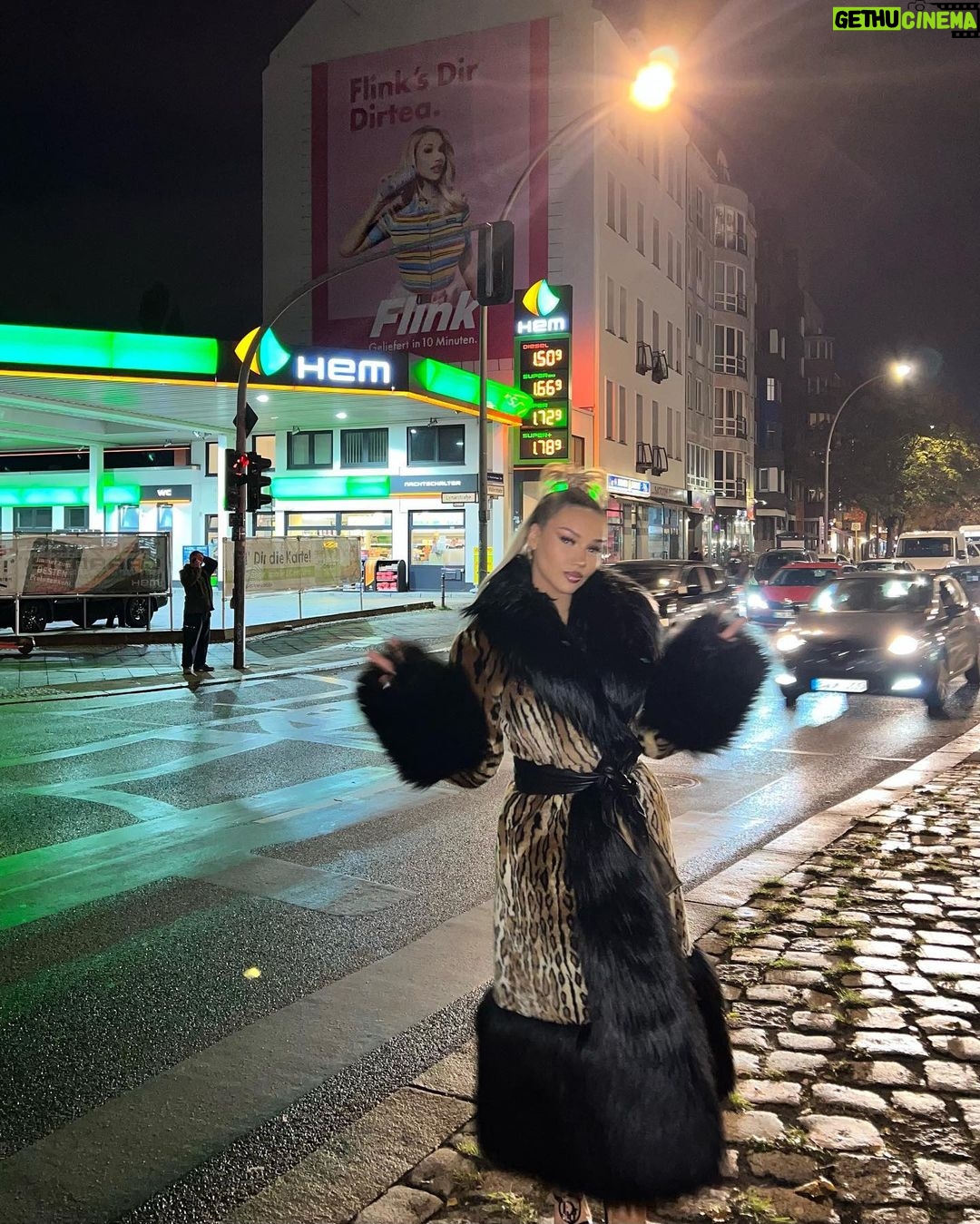 Shirin David Instagram - wir sind überall 🥰💦 @dirtea 😱 habt ihr euch schon dirtea nachhause geflinkt? 🤓 mit meinem code „SHIRIN“ bekommt ihr als neukunden bei @flinkgermany in den nächsten 48 stunden einen 12€ rabatt bei einem mindestbestellwert von 20€ 🚨🔥 @flinkgermany ist übrigens in 39 städten in deutschland und jetzt auch in wien vertreten ✔️ #dirtea #StaySafeDrinkDirtea