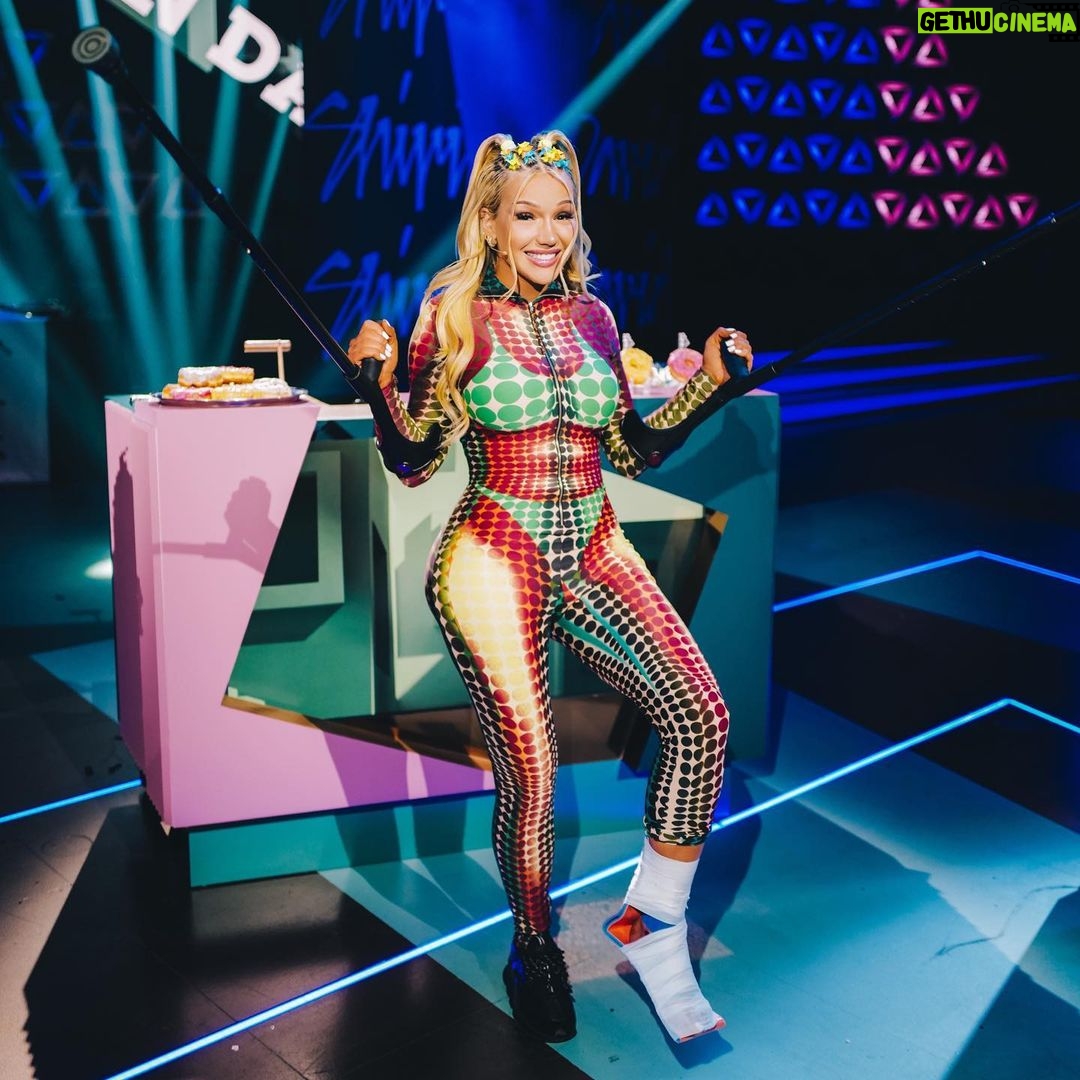 Shirin David Instagram - ⚠️ Achtung Triggerwarnung ⚠️ • 10 Wochen mit Schiene am Fuß, Physiotherapie und kein Auftreten • Sauberer, gerader Bruch (Konservative Heilung - keine OP🙏🏼) • Hab nicht geheult 😌 • Wusste nicht, dass mein Knöchel gebrochen war bis wir nach der Show im Krankenhaus waren 🥸 • Gebt niemals in einer Kurve Gas egal wie cool ihr euch fühlt Lasst die Finger von Quads 🙅🏼♀️ Ich habe die Show im sitzen zu ende moderieren können aber wow war ich traurig, dass ich sie nicht so umsetzten konnte wie wir sie geplant hatten 💔 Ich bin seitdem sehr viel vorsichtiger geworden und weiß es vor allem bei weitem mehr zu schätzen wie wichtig es ist gesund und vor allem dankbar dafür zu sein 🙇🏼♀️ PS: Meine Zehen sahen aus wie heiße Würstchen 🥺🌭