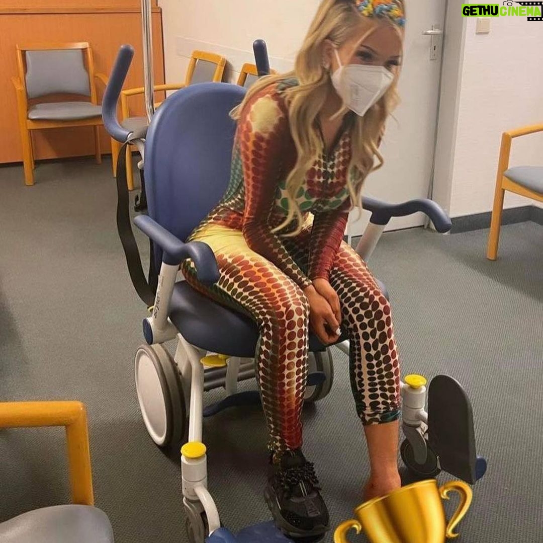 Shirin David Instagram - ⚠️ Achtung Triggerwarnung ⚠️ • 10 Wochen mit Schiene am Fuß, Physiotherapie und kein Auftreten • Sauberer, gerader Bruch (Konservative Heilung - keine OP🙏🏼) • Hab nicht geheult 😌 • Wusste nicht, dass mein Knöchel gebrochen war bis wir nach der Show im Krankenhaus waren 🥸 • Gebt niemals in einer Kurve Gas egal wie cool ihr euch fühlt Lasst die Finger von Quads 🙅🏼♀️ Ich habe die Show im sitzen zu ende moderieren können aber wow war ich traurig, dass ich sie nicht so umsetzten konnte wie wir sie geplant hatten 💔 Ich bin seitdem sehr viel vorsichtiger geworden und weiß es vor allem bei weitem mehr zu schätzen wie wichtig es ist gesund und vor allem dankbar dafür zu sein 🙇🏼♀️ PS: Meine Zehen sahen aus wie heiße Würstchen 🥺🌭