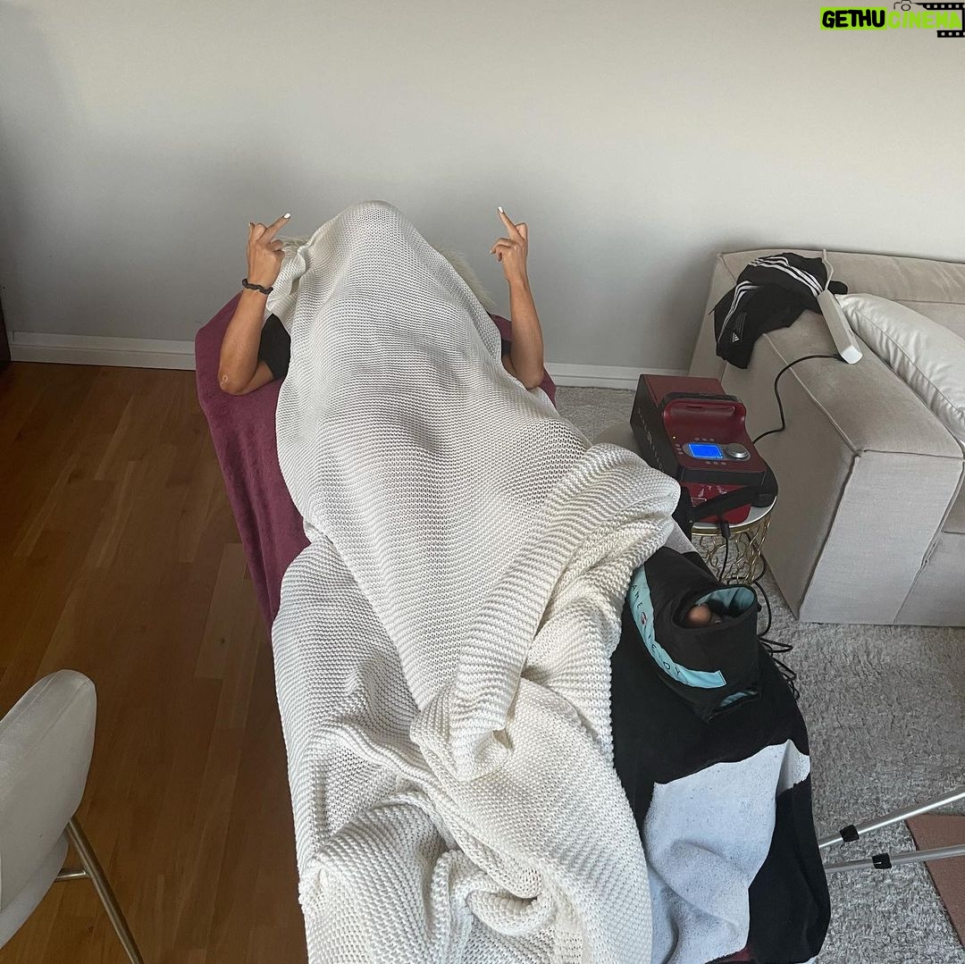 Shirin David Instagram - ⚠️ Achtung Triggerwarnung ⚠️ • 10 Wochen mit Schiene am Fuß, Physiotherapie und kein Auftreten • Sauberer, gerader Bruch (Konservative Heilung - keine OP🙏🏼) • Hab nicht geheult 😌 • Wusste nicht, dass mein Knöchel gebrochen war bis wir nach der Show im Krankenhaus waren 🥸 • Gebt niemals in einer Kurve Gas egal wie cool ihr euch fühlt Lasst die Finger von Quads 🙅🏼♀️ Ich habe die Show im sitzen zu ende moderieren können aber wow war ich traurig, dass ich sie nicht so umsetzten konnte wie wir sie geplant hatten 💔 Ich bin seitdem sehr viel vorsichtiger geworden und weiß es vor allem bei weitem mehr zu schätzen wie wichtig es ist gesund und vor allem dankbar dafür zu sein 🙇🏼♀️ PS: Meine Zehen sahen aus wie heiße Würstchen 🥺🌭