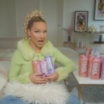 Shirin David Instagram - es ist offiziell: mein eigener eistee @dirtea mit dem hygiene siegel ist ab dem 16.08 (fast) überall erhältlich! 💗💦 „wet peach“ 🍑 „candy shop“ 🍭 „busty blueberry“ 🫐 sind die ERSTEN drei sorten im @dirtea sortiment 🤤 schaut euch mein offizielles launch video auf youtube an für mehr informationen, exklusiv einblicke aus den abfüllhallen und wie genau @dirtea entstanden ist 👀 vielen dank an mein unfassbares team und alle partner die an @dirtea geglaubt haben und so viel zeit, mühe und liebe in dieses projekt investiert haben. dankeschön an jeden einzelnen von euch, ihr habt wahrhaft unmögliches möglich gemacht! 🔥💗👏🏼 @dirtea ist erhältlich bei 👇🏽 @edeka @rewe @pennydeutschland @marktkauf @trinkgut @wasgau.de @hit @transgourmet_deutschland @handelshof @lekkerland @metro_deutschland @real @combi.de @familia @markant @tegut k+k @globus @mueller_drogeriemarkt @netto_marken_discount @nettodk @shell @totaltankstellen @flinkgermany ICH KANN ES IMMER NOCH NICHT FASSEN 😭😮‍💨🔥🙏🏽 #StaySafeDrinkDirtea 💦