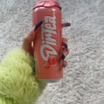 Shirin David Instagram - es ist offiziell: mein eigener eistee @dirtea mit dem hygiene siegel ist ab dem 16.08 (fast) überall erhältlich! 💗💦 „wet peach“ 🍑 „candy shop“ 🍭 „busty blueberry“ 🫐 sind die ERSTEN drei sorten im @dirtea sortiment 🤤 schaut euch mein offizielles launch video auf youtube an für mehr informationen, exklusiv einblicke aus den abfüllhallen und wie genau @dirtea entstanden ist 👀 vielen dank an mein unfassbares team und alle partner die an @dirtea geglaubt haben und so viel zeit, mühe und liebe in dieses projekt investiert haben. dankeschön an jeden einzelnen von euch, ihr habt wahrhaft unmögliches möglich gemacht! 🔥💗👏🏼 @dirtea ist erhältlich bei 👇🏽 @edeka @rewe @pennydeutschland @marktkauf @trinkgut @wasgau.de @hit @transgourmet_deutschland @handelshof @lekkerland @metro_deutschland @real @combi.de @familia @markant @tegut k+k @globus @mueller_drogeriemarkt @netto_marken_discount @nettodk @shell @totaltankstellen @flinkgermany ICH KANN ES IMMER NOCH NICHT FASSEN 😭😮‍💨🔥🙏🏽 #StaySafeDrinkDirtea 💦