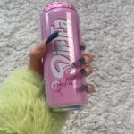 Shirin David Instagram - es ist offiziell: mein eigener eistee @dirtea mit dem hygiene siegel ist ab dem 16.08 (fast) überall erhältlich! 💗💦 „wet peach“ 🍑 „candy shop“ 🍭 „busty blueberry“ 🫐 sind die ERSTEN drei sorten im @dirtea sortiment 🤤 schaut euch mein offizielles launch video auf youtube an für mehr informationen, exklusiv einblicke aus den abfüllhallen und wie genau @dirtea entstanden ist 👀 vielen dank an mein unfassbares team und alle partner die an @dirtea geglaubt haben und so viel zeit, mühe und liebe in dieses projekt investiert haben. dankeschön an jeden einzelnen von euch, ihr habt wahrhaft unmögliches möglich gemacht! 🔥💗👏🏼 @dirtea ist erhältlich bei 👇🏽 @edeka @rewe @pennydeutschland @marktkauf @trinkgut @wasgau.de @hit @transgourmet_deutschland @handelshof @lekkerland @metro_deutschland @real @combi.de @familia @markant @tegut k+k @globus @mueller_drogeriemarkt @netto_marken_discount @nettodk @shell @totaltankstellen @flinkgermany ICH KANN ES IMMER NOCH NICHT FASSEN 😭😮‍💨🔥🙏🏽 #StaySafeDrinkDirtea 💦