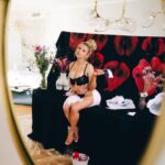 Shirin David Instagram - hab gestern für euch neuen merch „gemalt“ droppt am sonntag 02.05.21 um 12/00 uhr auf shirizzleshop.de Playboy Mansion