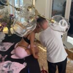 Shirin David Instagram - hab gestern für euch neuen merch „gemalt“ droppt am sonntag 02.05.21 um 12/00 uhr auf shirizzleshop.de Playboy Mansion