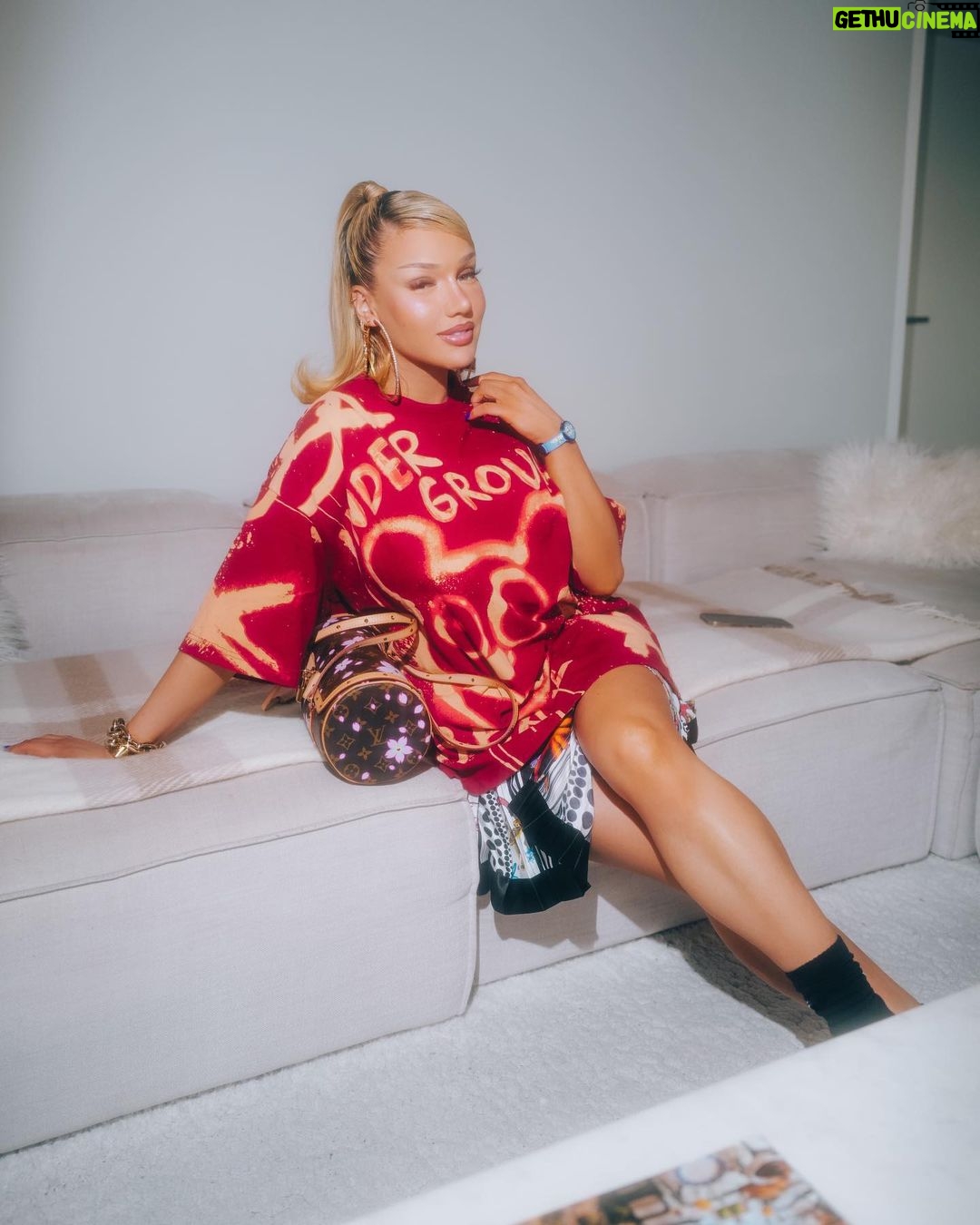 Shirin David Instagram - willkommen bei mir zuhause π₯° ganze sd2 Γ€ra nur noch so πβπ½ Playboy Mansion