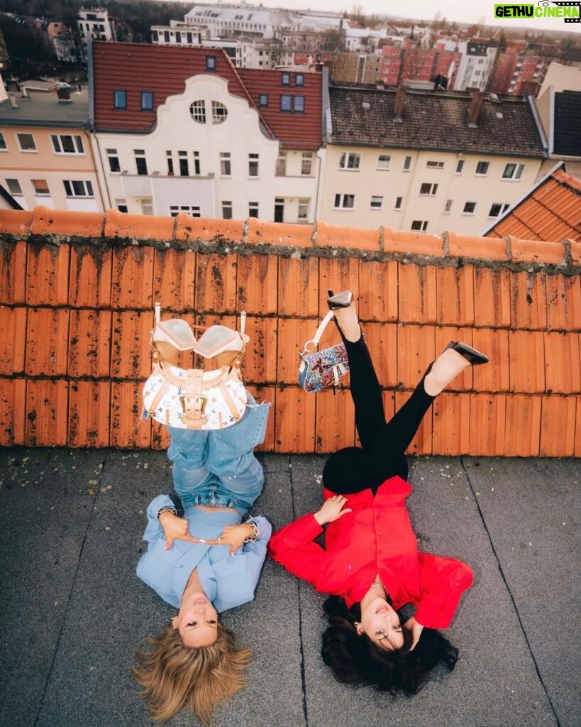 Shirin David Instagram - versteht ihr warum wir immer dachten eine wäre adoptiert? Berlin, Germany