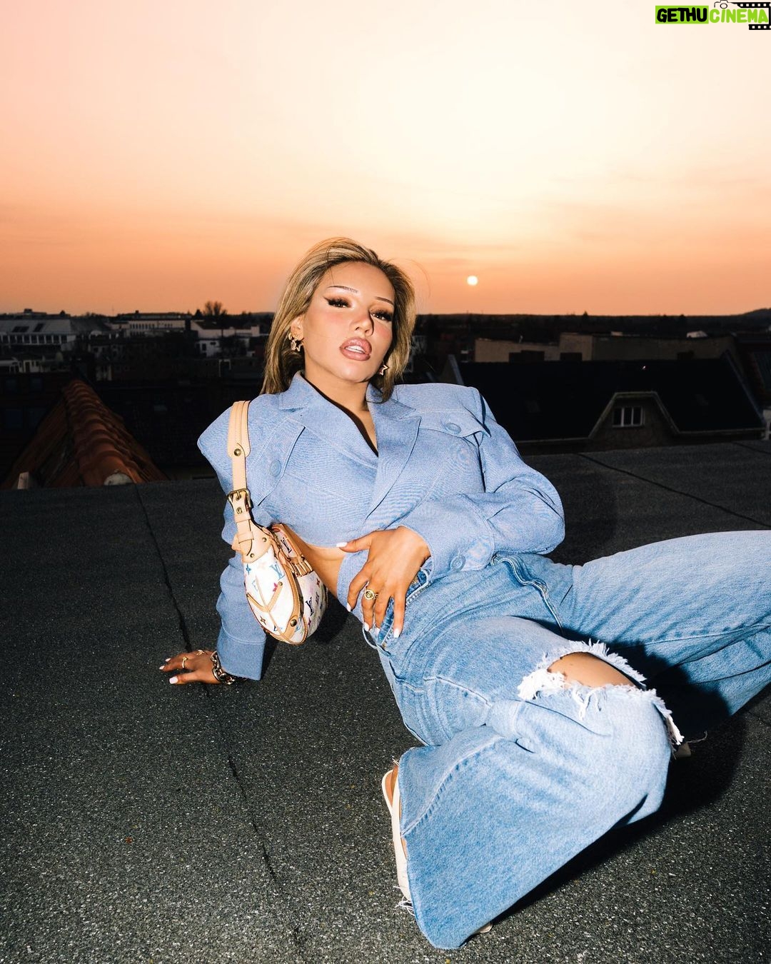 Shirin David Instagram - meine zehen sind weiß und der booty ist nice, seine bitch sucht streit lieben wir 💅🏽 Berlin, Germany