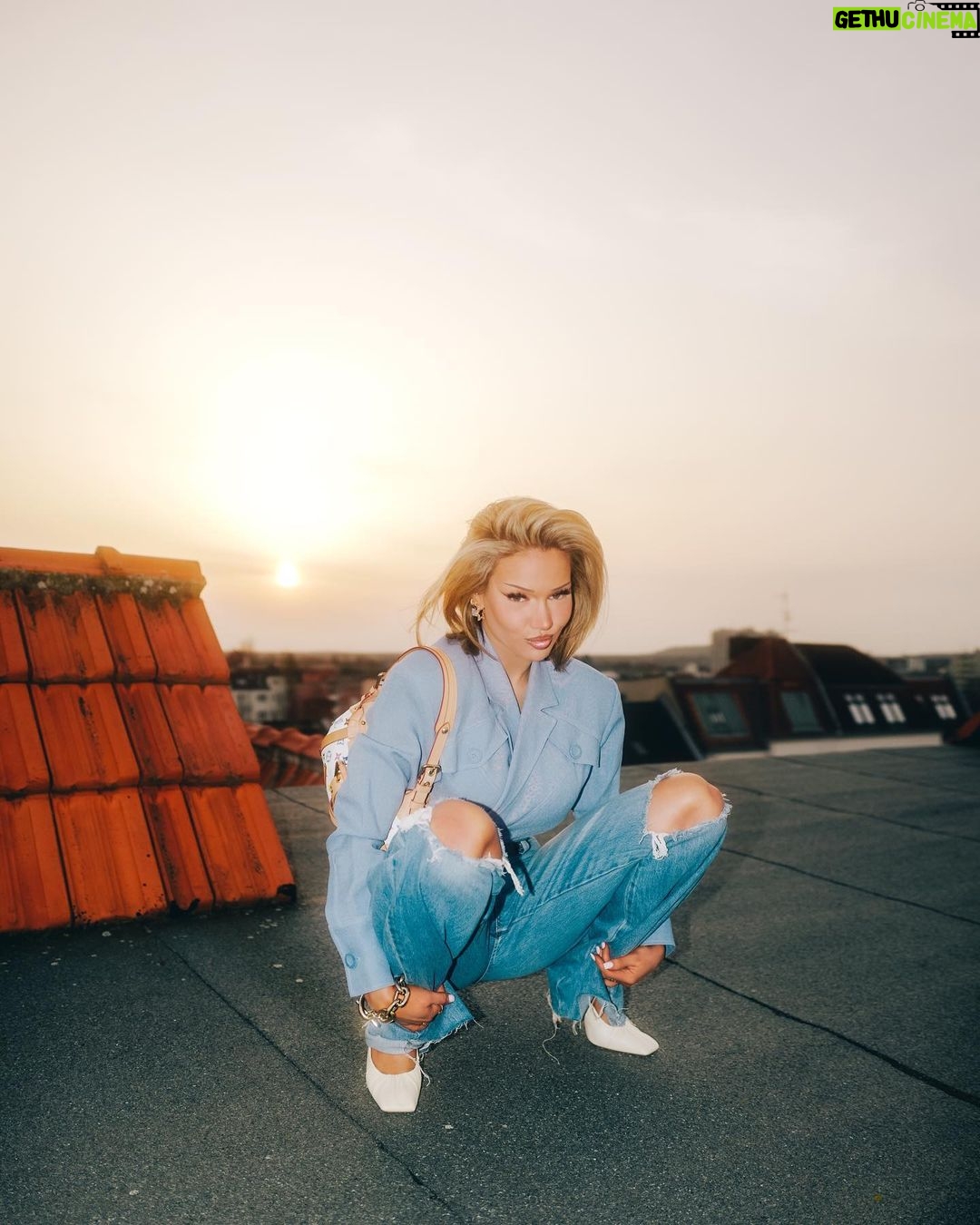 Shirin David Instagram - meine zehen sind weiß und der booty ist nice, seine bitch sucht streit lieben wir 💅🏽 Berlin, Germany