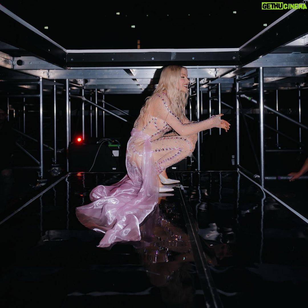 Shirin David Instagram - In Oberhausen haben wir die Bühne ✨literally✨ zum beben gebracht 😭🥴🔥💞 Rudolf Weber-ARENA