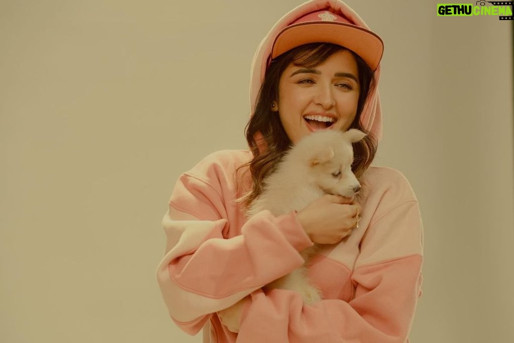 Shirley Setia Instagram - Cuteness level … MAX!! 🐶❤️ Hoodie ka video dekha? Kaisa lagaa? Let me know in the comments below! Also @akullofficial and I will be coming live on IG today at 6pm. See you there 🤗 📷: @afrographer #hoodie #shirleysetia #akullonthebeat